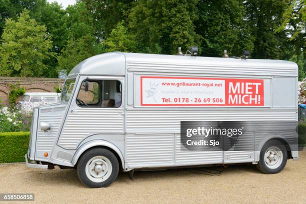 van de painel clássico citroen hy estacionado num parque - sjoerd van der wal or sjo - fotografias e filmes do acervo