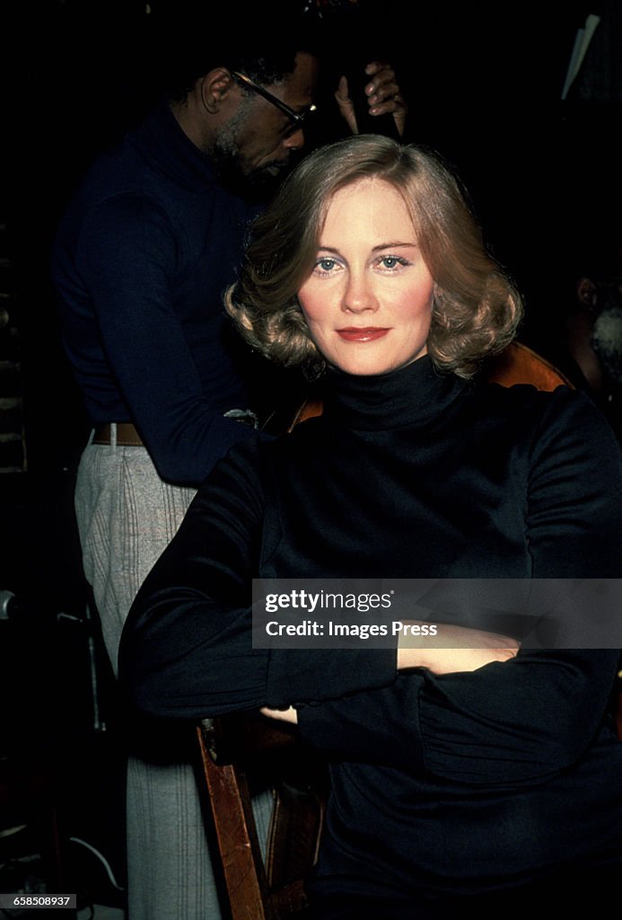 Cybill Shepherd sings cabaret...
