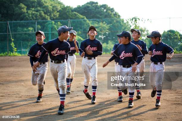 youth baseball players, teammates - baseball kid stock-fotos und bilder