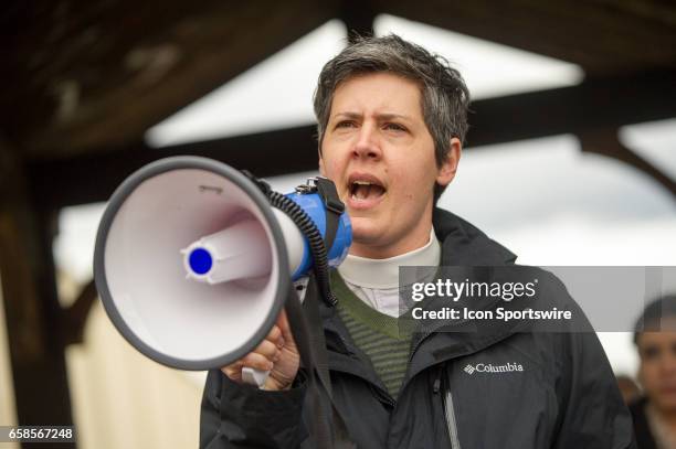 Reverend Chris Crann of Episcopalian Church of Portland speaks at the "Immediate response to ICE" rally co-organized by Milenio.org and Voz HIspana...