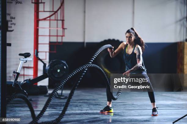 fitness in den seilen - schlachtfeld stock-fotos und bilder