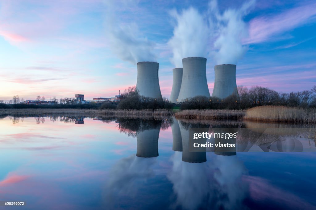 Kernkraftwerk mit Einbruch der Dämmerung Landschaft.