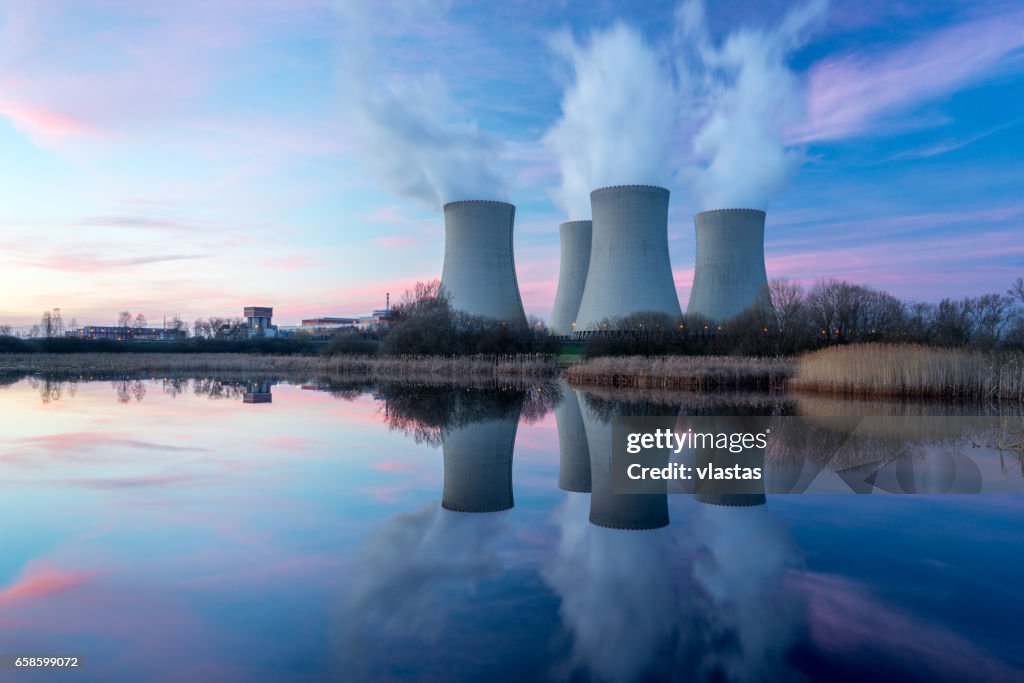 Centrale nucléaire avec paysage crépusculaire.