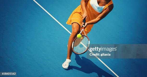tennisspel. - blue skirt stockfoto's en -beelden