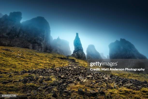 quiraings needle - isle of skye foto e immagini stock