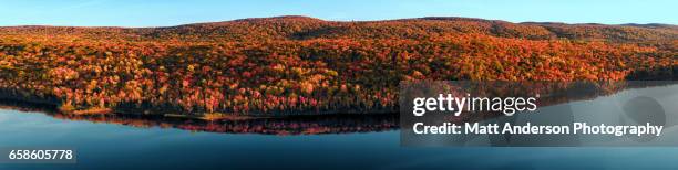 lake of the clouds shoreline in fall panoramic - parque estatal porcupine mountains - fotografias e filmes do acervo