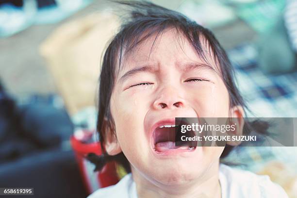 crying children - huilen gezichtsuitdrukking stockfoto's en -beelden