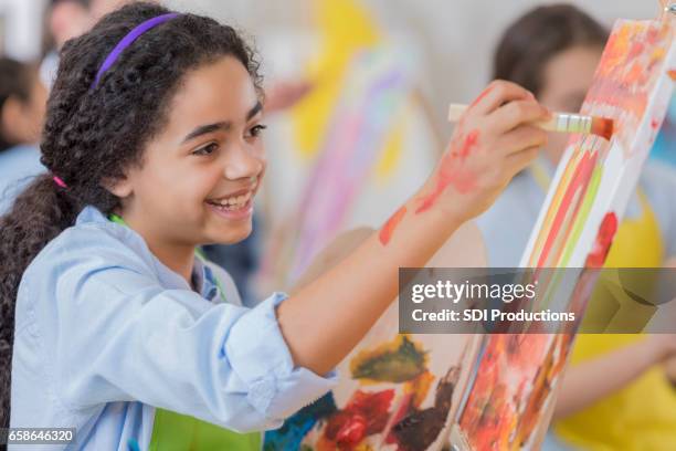 belle artiste preteen - atelier enfant photos et images de collection