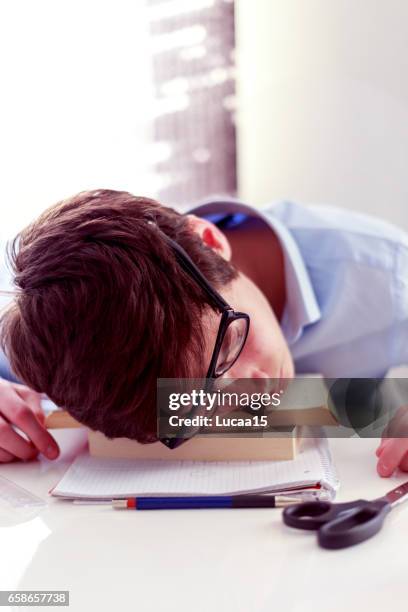 estudiante de erschöpfter ist auf den büchern eingeschlafen - menschliches gesicht fotografías e imágenes de stock