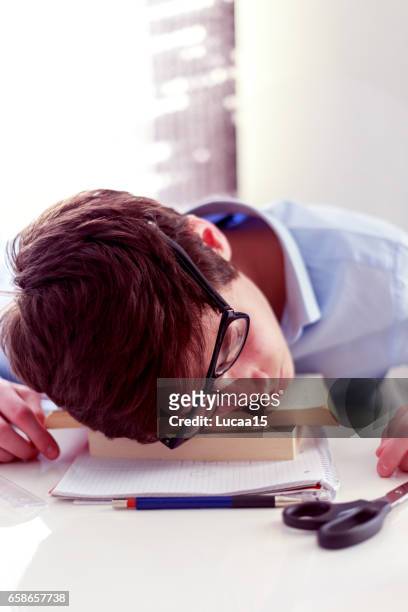 studente esausto si addormentò sui libri - menschliches körperteil foto e immagini stock