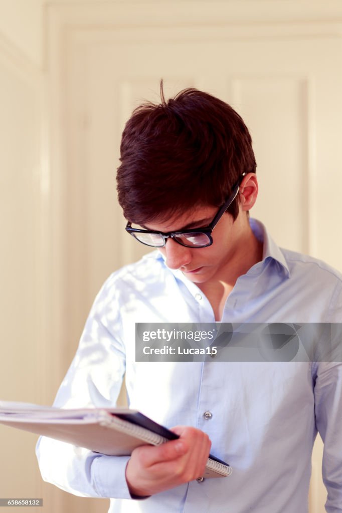 Student Hält Ein Buch