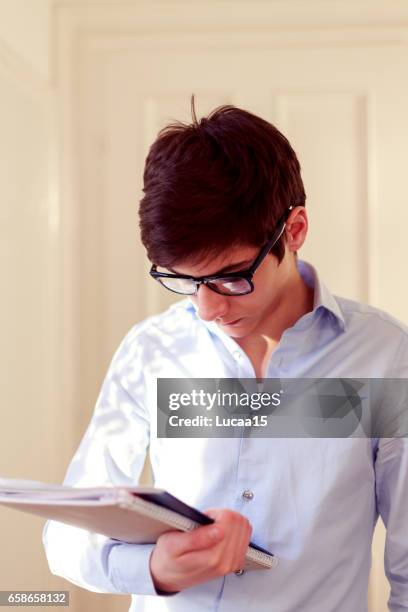 lo studente tiene un libro - lässige kleidung foto e immagini stock