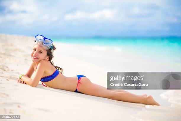 maldivies ベックを楽しむ遊び心のある少女 - pretty girls in swimsuits ストックフォトと画像