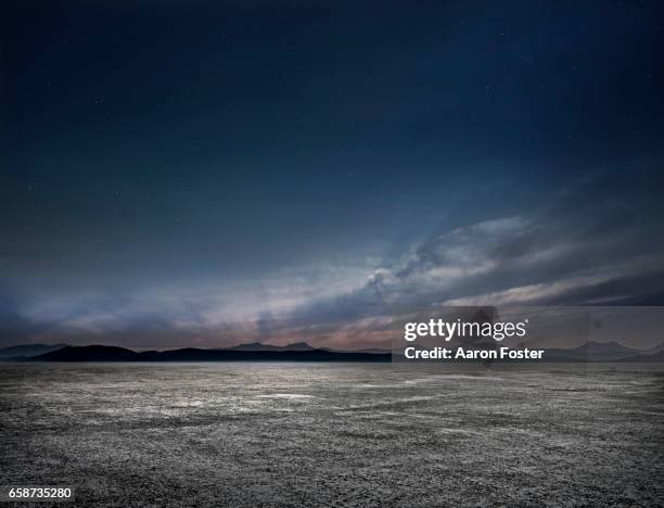 night empty parking lot - evening stockfoto's en -beelden