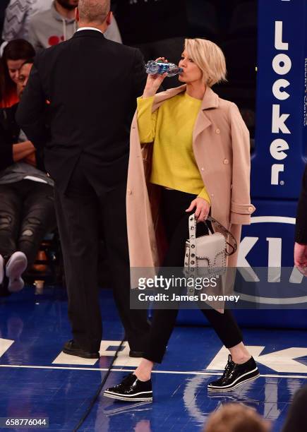 Jenna Elfman attends Detroit Pistons Vs. New York Knicks game on March 27, 2017 in New York City.