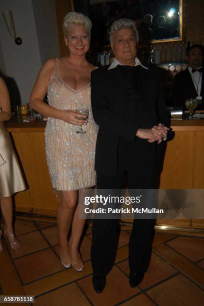 Jill Vandenberg and Tony Curtis attend the 2004 Vanity Fair Oscar Party at Mortons on February 29, 2004 in Beverly Hills, California.