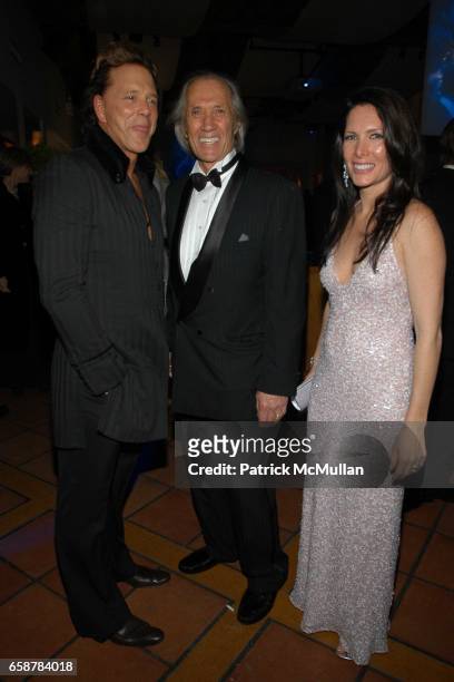 Mickey Rourke, David Carradine and Annie Bierman attend the 2004 Vanity Fair Oscar Party at Mortons on February 29, 2004 in Beverly Hills, California.