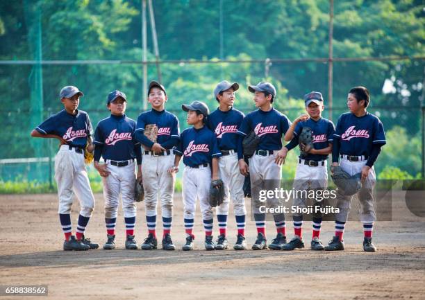 youth baseball players, teammates - 野球場　日本 ストックフォトと画像