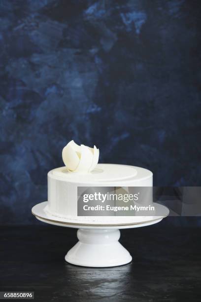 white cake decorated with chocolate flower - cakestand stock-fotos und bilder
