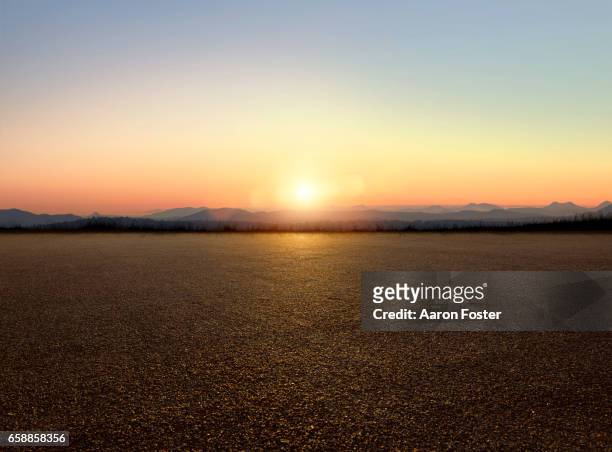 sunset parking lot - horizon over land stockfoto's en -beelden