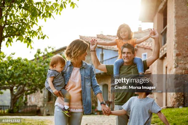 padres con los niños mientras caminaba por el sendero - familia con tres hijos fotografías e imágenes de stock