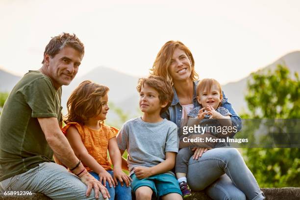 portrait of happy parents with children in yard - cinco pessoas imagens e fotografias de stock