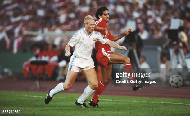Aguas of Benfica challenges Ronald Koeman of PSV Eindhoven during the 1988 UEFA European Cup final at the Neckarstadion in Stuttgart, Germany, PSV...