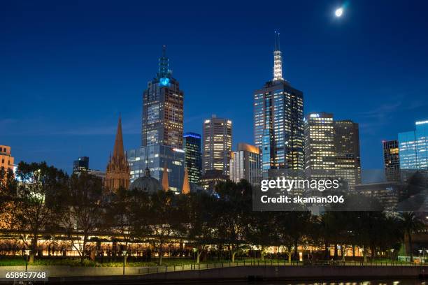 landscape of melbourne with yarra river in the night time from south bank area - melbourne university stock-fotos und bilder