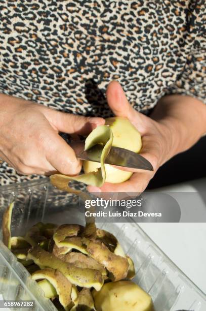 peeling potatoes - equilibrio stock-fotos und bilder