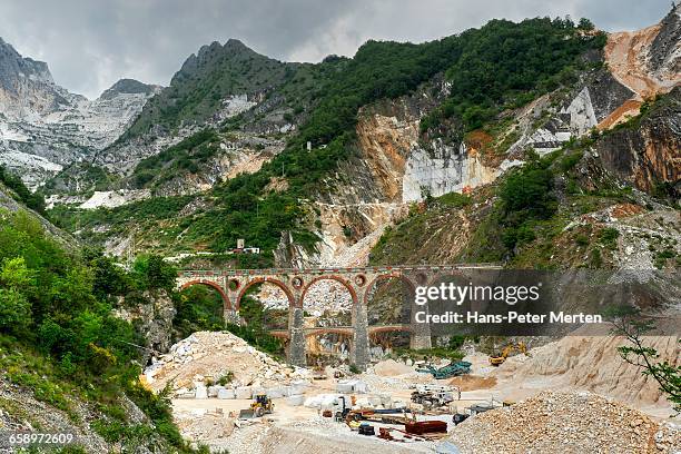 marble quarry fantiscritti, carrara, tuscany - marble quarry ストックフォトと画像