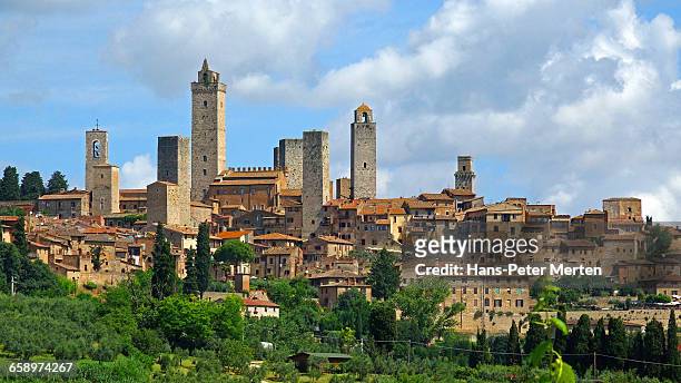 towers of san gimignano, tuscany - san gimignano stockfoto's en -beelden