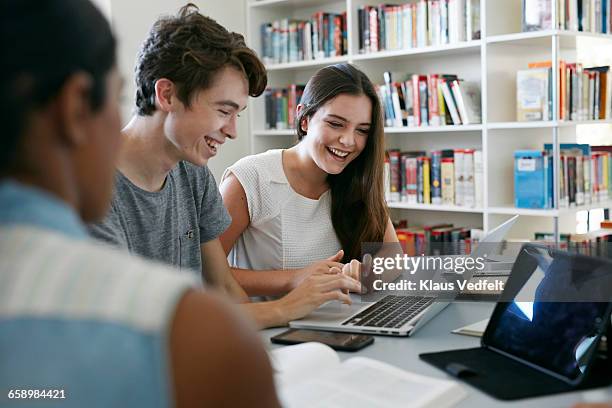 college students working in group with laptop - teenagers studying imagens e fotografias de stock