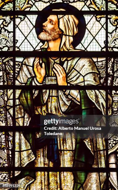 england, anglican liverpool cathedral - stained glass window - masterpiece mystery stockfoto's en -beelden