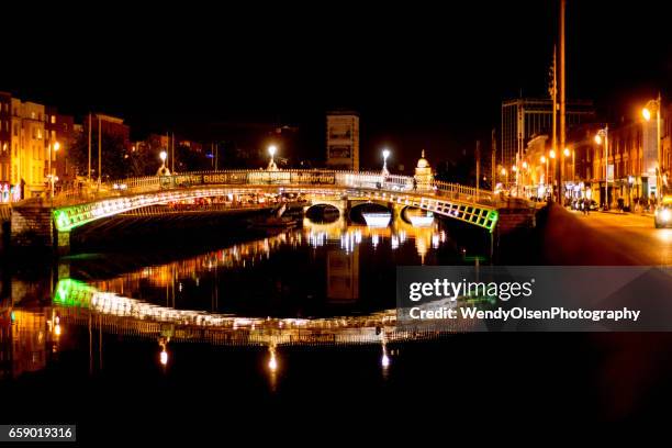 dublin, république d’irlande, en irlande. 2 octobre 2016.  pont sur la rivière liffey à dublin. - dublin république dirlande photos et images de collection