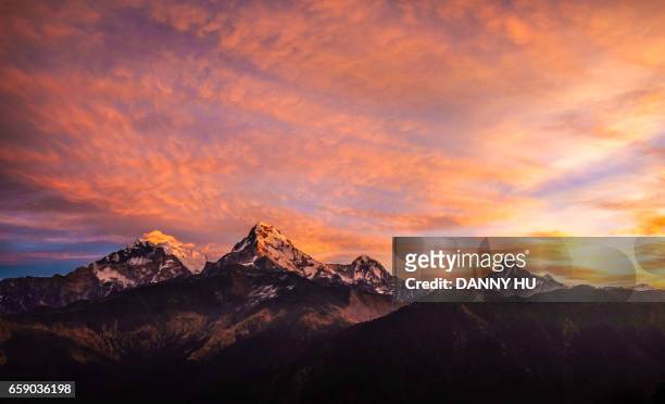 peaks of annapurna range in nepal - himalayas sunrise stock pictures, royalty-free photos & images