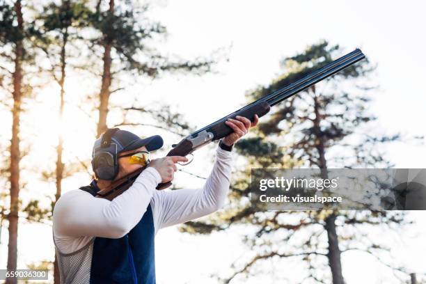 atirador de alvo de argila - clay pigeon shooting - fotografias e filmes do acervo