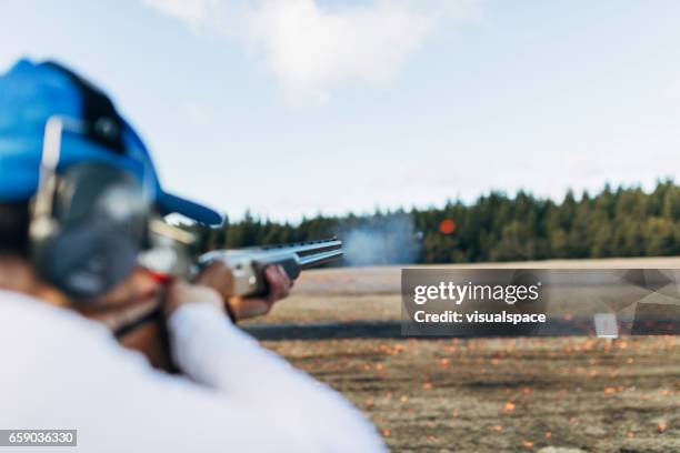 apuntando a la perfección - clay shooting fotografías e imágenes de stock