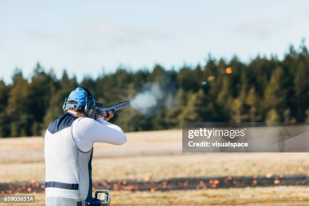 tirador blanco de arcilla - tiro al blanco fotografías e imágenes de stock
