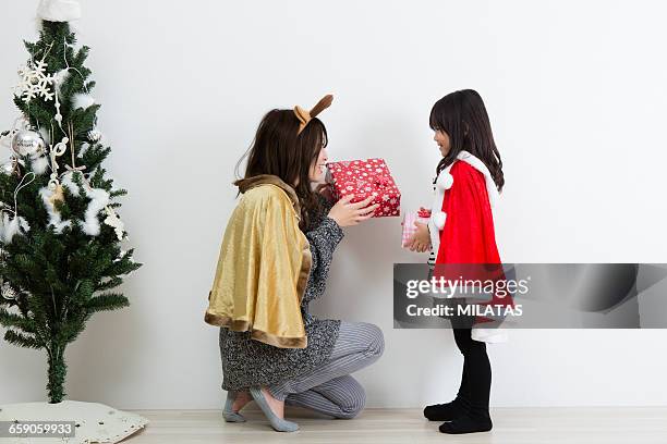 japanese mother and daughter to spend christmas - japanese mother present ストックフォトと画像