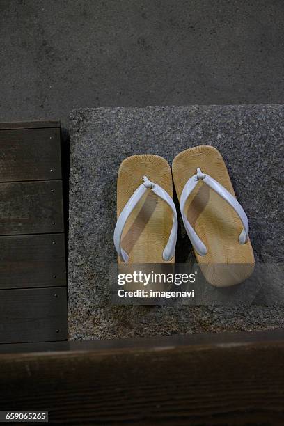 geta (japanese wooden clogs) - geta sandal stock-fotos und bilder