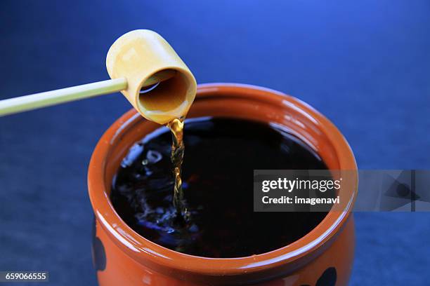 black vinegar - bamboo dipper photos et images de collection