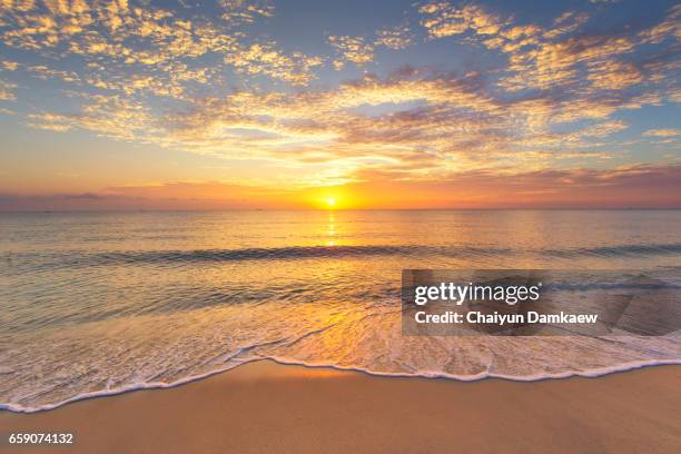 the morning sun at the seaside with a beautiful light. - sonnenaufgang strand stock-fotos und bilder