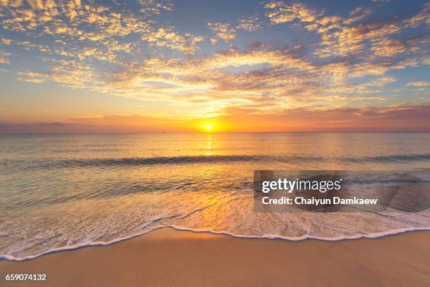 the morning sun at the seaside with a beautiful light. - aurora foto e immagini stock