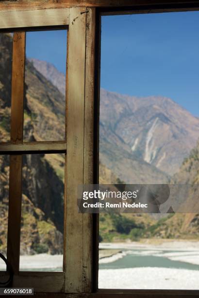 fenêtre sur fleuve - fleuve et rivière stock pictures, royalty-free photos & images