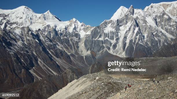 annapurnas - ciel sans nuage stock-fotos und bilder