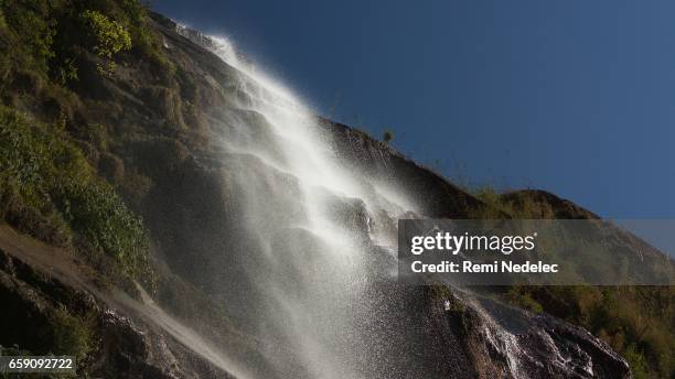 waterfall - fraîcheur stockfoto's en -beelden