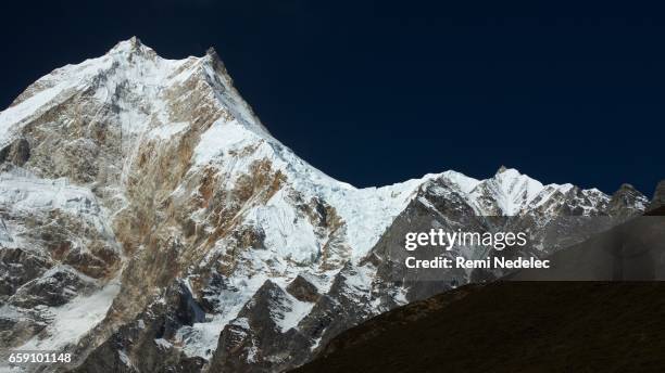 manaslu - ciel sans nuage stock-fotos und bilder