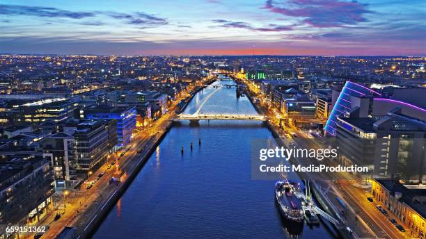dublín por la noche - dublín fotografías e imágenes de stock