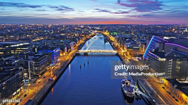 dublín por la noche - ireland fotografías e imágenes de stock