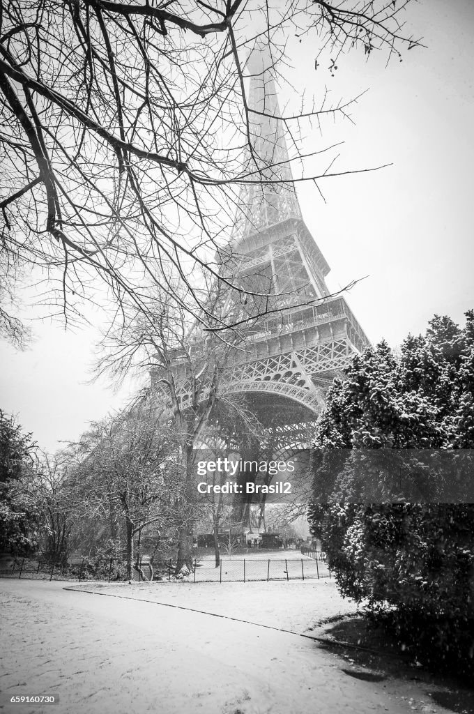 Eiffel Tower unter Schnee